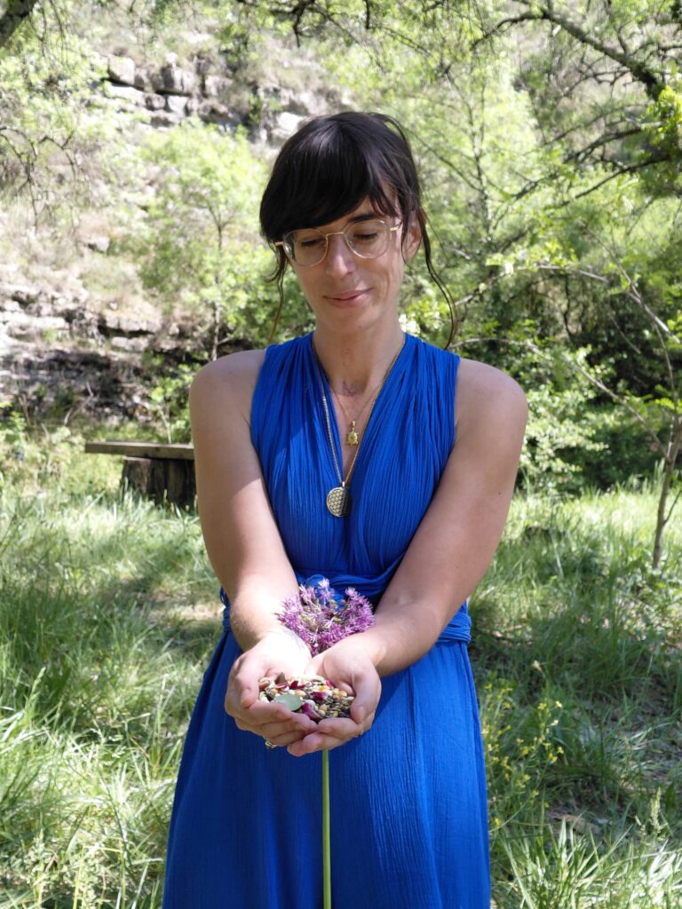 nature plante offrande rituel rebozo femme feminin sacré honorer la force du feminin feminité sensuel femme forte divine retour aux sources